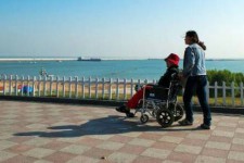 资阳八旬老人推轮椅带老伴游中国(为了方便推轮椅带老伴出门)